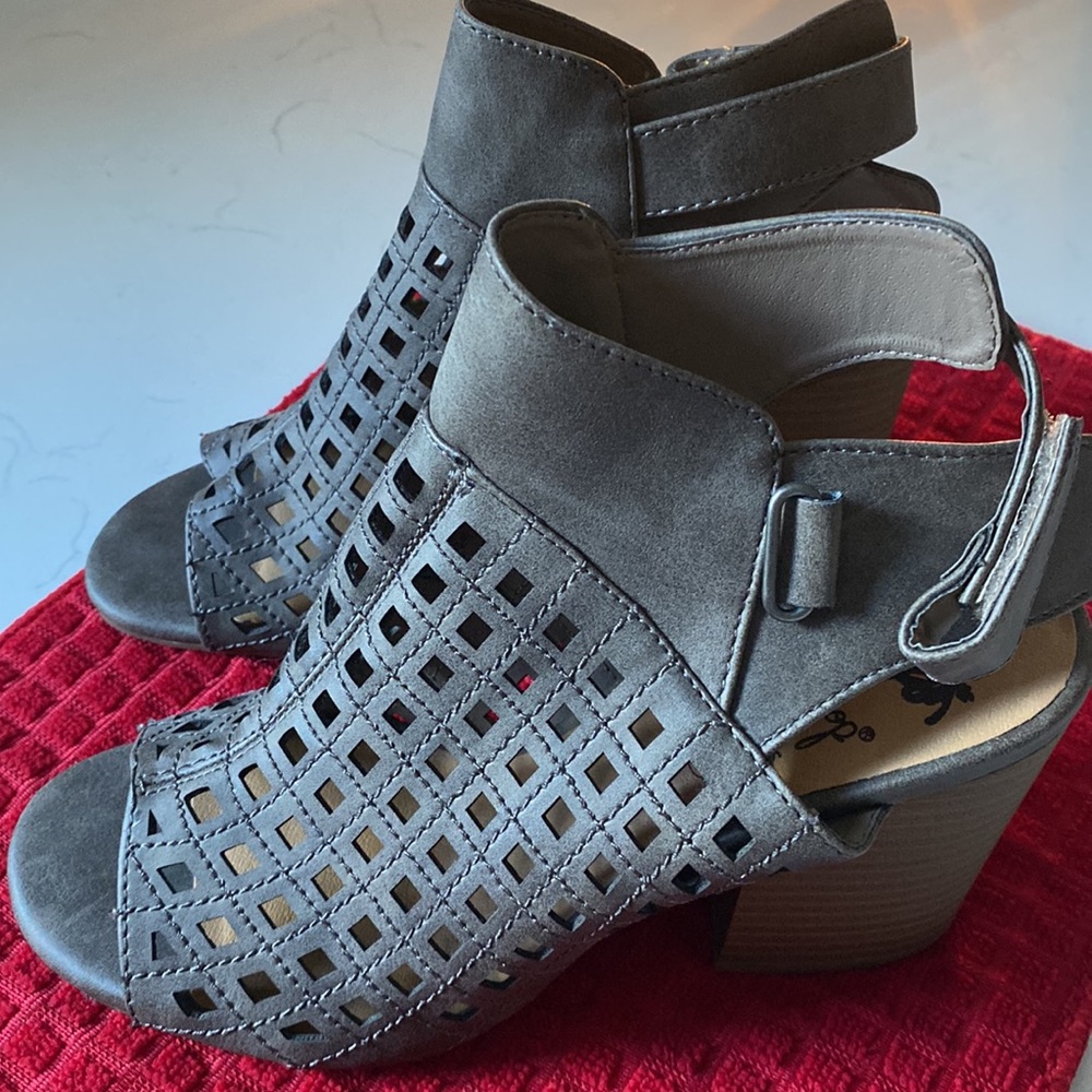 Open toe wedge sandals. - Picture 2 of 3
